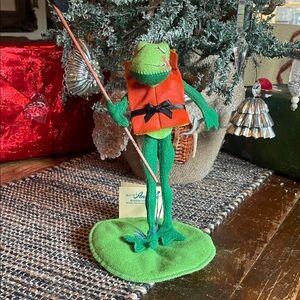 Vintage Annalee 1998 Fishin’ Freddie Frog with fishing pole & basket of fish